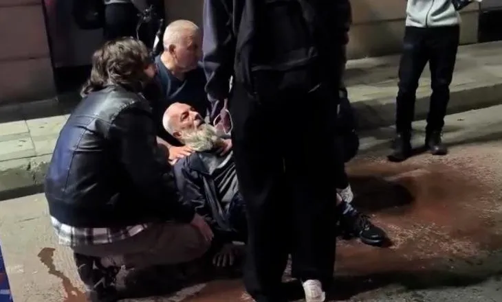 Protesta në Tiranë, i moshuari humb ndjenjat në Rrugën e Barrikadave