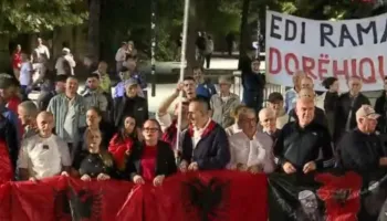 Protesta në Tiranë në ditën e 125-të, tubim para Kryeministrisë dhe fjalime politike për dorëheqjen e qeverisë