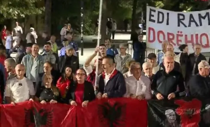 Protesta në Tiranë në ditën e 125-të, tubim para Kryeministrisë dhe fjalime politike për dorëheqjen e qeverisë