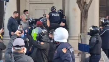 Protesta në Tiranë, Policia nis shoqërimin e disa protestuesve