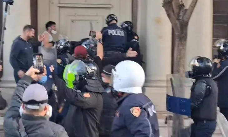 Protesta në Tiranë, Policia nis shoqërimin e disa protestuesve