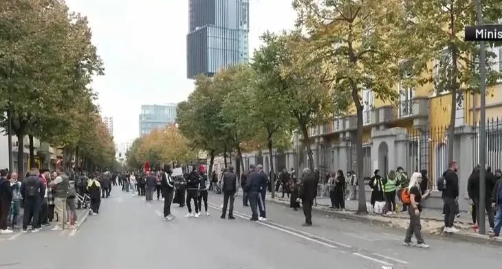 Protesta në Tiranë, studentët dhe pedagogët mblidhen para Ministrisë së Arsimit, situatë e qetë!
