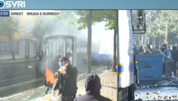 Protesta nuk ndalet para ministrisë së Arsimit/ Policia hedh ujë me kimikate e gaz lotsjellës! Protesutesit djegin reklamat