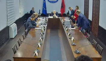 Protesta/ Opozita braktis Komisionet, PD dënon dhunën e Policisë, PS i rikujton “21 janarin”!