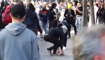 Protesta paqësore e paradites kalon në dhunë në mesditë