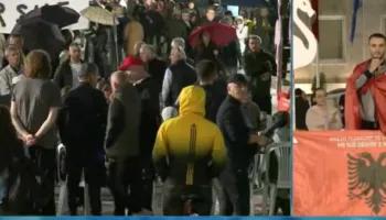 Protesta para Kryeministrisë, aktivisti nga Fushë-Arrëzi: 85 kriminelë pushkatuan 15 bashki