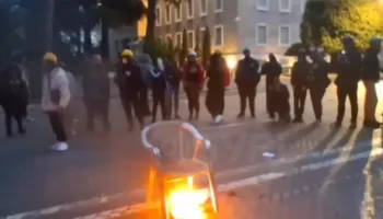 Protesta para kryeministrisë vijon/ Protestuesit djegin ‘karrigen e dialogut’