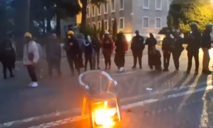 Protesta para kryeministrisë vijon/ Protestuesit djegin ‘karrigen e dialogut’