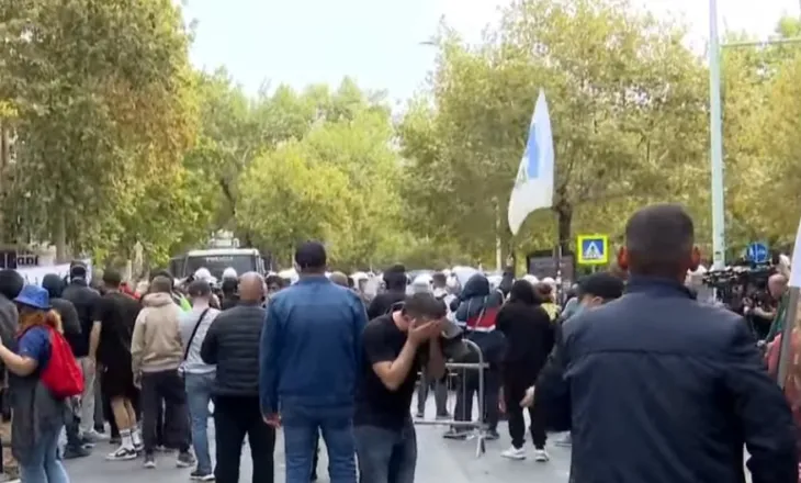 Protesta para Kuvendit/ 8 persona shoqërohen në komisariatin Nr. 1