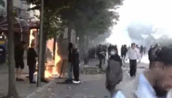 Protesta para Ministrisë së Arsimit, digjen kosha plastikë dhe policia përdor gaz lotsjellës