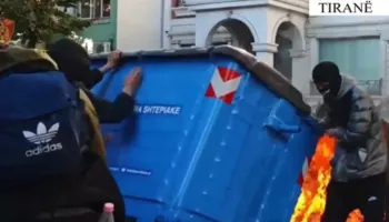 Protesta para Ministrisë së Arsimit/ Dogjën kazanë dhe bllokuan qarkullimin, arrestohen dy persona në Tiranë