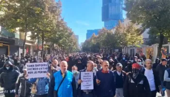 Protesta para Ministrisë së Arsimit/ Të rinjtë thirrje policisë: Hiqni kapelet