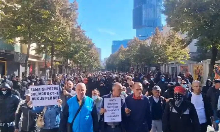 Protesta para Ministrisë së Arsimit/ Të rinjtë thirrje policisë: Hiqni kapelet