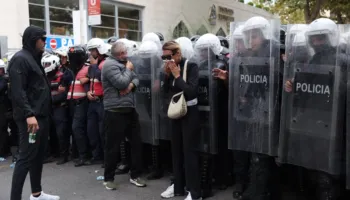Protesta para parlamentit kundër hartës territoriale të Ramës, policia dhunë e arrestime, 8 në komisariat