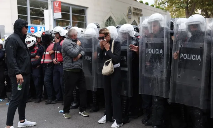 Protesta para parlamentit kundër hartës territoriale të Ramës, policia dhunë e arrestime, 8 në komisariat