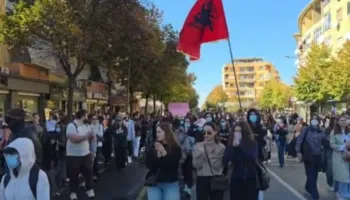 Protesta për dorëheqjen e Ramës, studentët e Mjekësisë nisen drejt Kryeministrisë