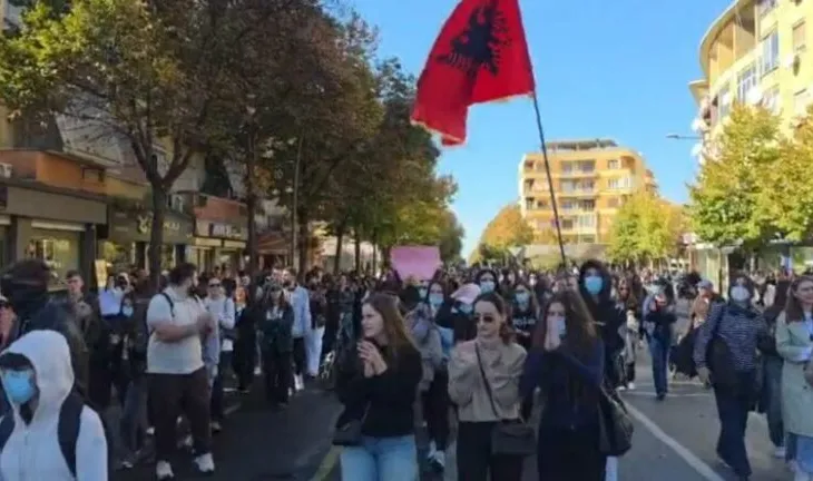 Protesta për dorëheqjen e Ramës, studentët e Mjekësisë nisen drejt Kryeministrisë