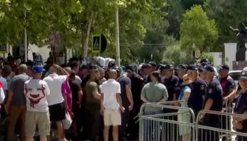 Protesta, përplasjet dhe tensionet para Kuvendit, 11 qytetarë të ndaluar nga Policia!