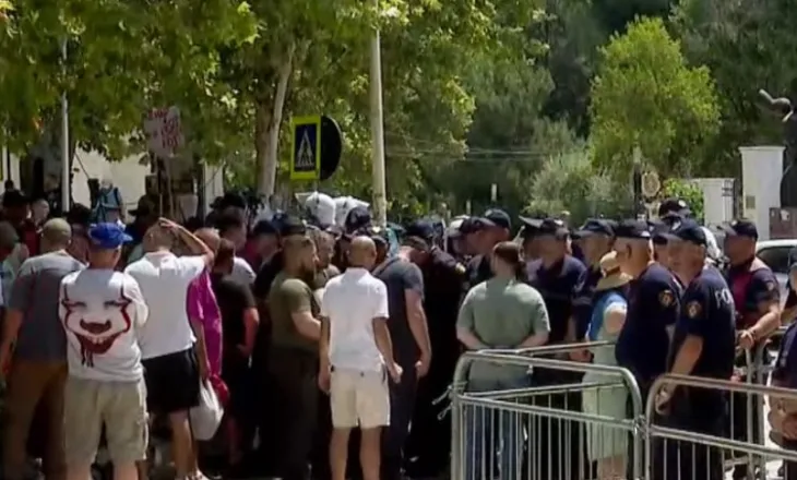 Protesta, përplasjet dhe tensionet para Kuvendit, 11 qytetarë të ndaluar nga Policia!
