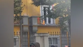 Protesta përshkallëzohet edhe në vandalizma, nën thirrjet “digje, digje” i vihet zjarri Ministrisë së Arsimit! Të rinjtë hipin mbi muret e godinës, shikoni pamjet (VIDEO)