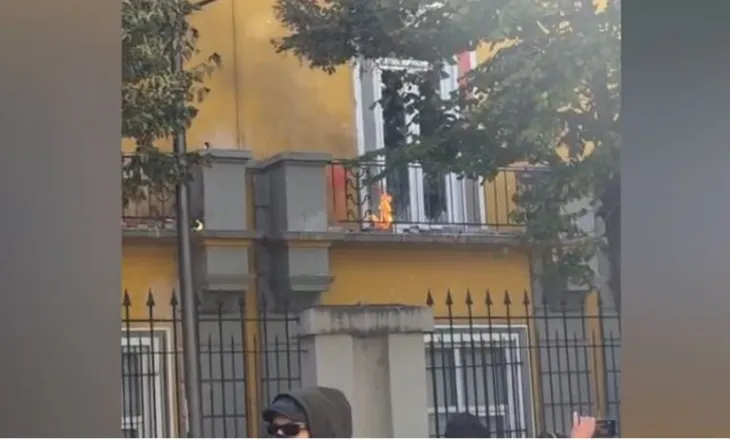 Protesta përshkallëzohet edhe në vandalizma, nën thirrjet “digje, digje” i vihet zjarri Ministrisë së Arsimit! Të rinjtë hipin mbi muret e godinës, shikoni pamjet (VIDEO)
