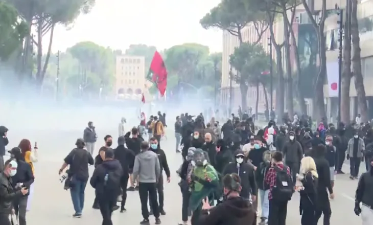 Protesta përshkallëzohet në dhunë, gurë dhe gaz lotsjellës para Kryeministrisë