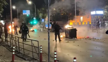 Protesta përshkallëzohet para Kuvendit të Kosovës, policia përdor gaz lotsjellës (VIDEO)