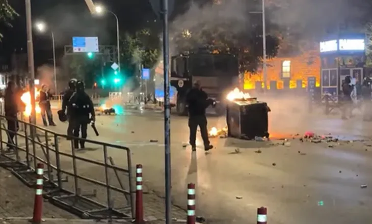 Protesta përshkallëzohet para Kuvendit të Kosovës, policia përdor gaz lotsjellës (VIDEO)