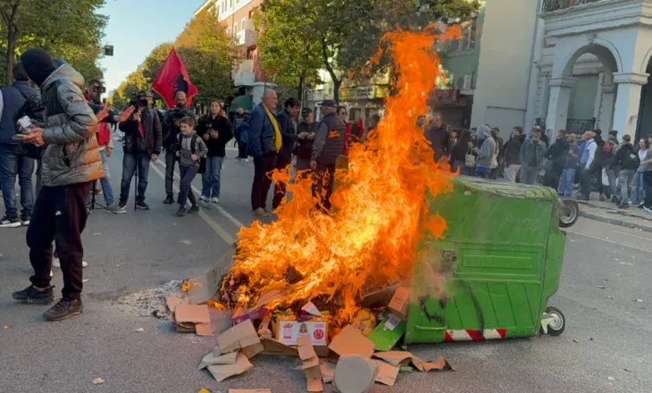 Protesta pranë ministrisë së Arsimit, studentët djegin një kazan mbeturinash në rrugën e Durrësit