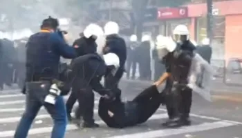 Protesta! Protestuesit zvarriten nga efektivët në rrugë