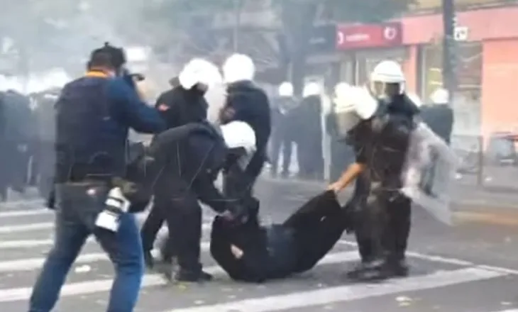 Protesta! Protestuesit zvarriten nga efektivët në rrugë