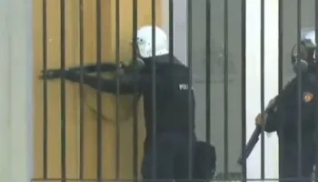 “Protesta, sfida më e madhe për Ramën”, Reuters: Policia shqiptare qëllon me plumba gome studentët