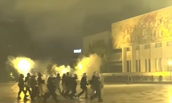 Protesta/ Shëndetësia: 6 të lënduar, mes tyre kalimtarë, efektivë dhe protestues