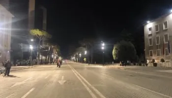 Protesta/ Sheshi para Kryeministrisë bosh, bulevardi thuajse i zbrazët që prej mesditës