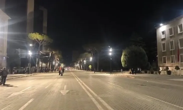 Protesta/ Sheshi para Kryeministrisë bosh, bulevardi thuajse i zbrazët që prej mesditës
