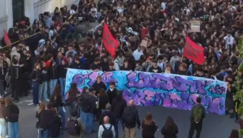 Protesta studentore në gjithë Italinë, molotovë dhe fishekzjarrë drejt institucioneve, Policia ndalon 14 të rinj