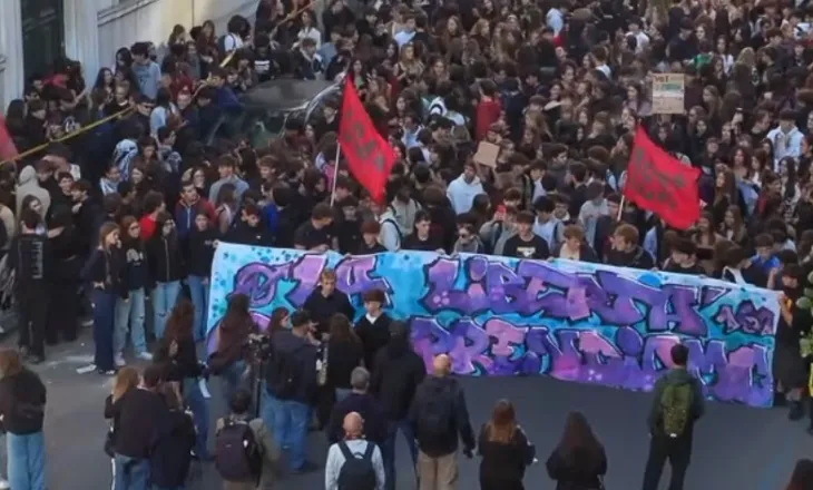 Protesta studentore në gjithë Italinë, molotovë dhe fishekzjarrë drejt institucioneve, Policia ndalon 14 të rinj