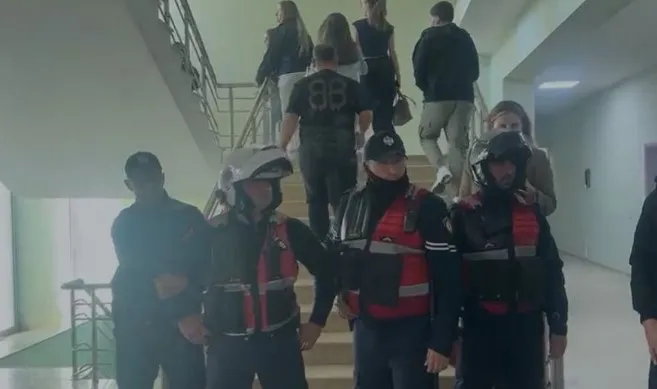 Protesta studentore në Vlorë, një grup tentoi të nxirrte të rinjtë nga auditoret në rrugë, Policia ndërhyn në Universitetin “Ismail Qemali”