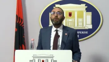 Protesta te Ministria e Arsimit/ Bardhi: Policia të ndalë terrorin ndaj rinisë