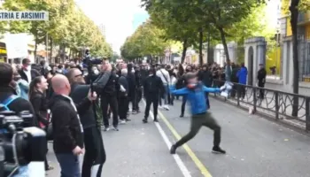 Protesta te Ministria e Arsimit, studentët hedhin vezë drejt godinës