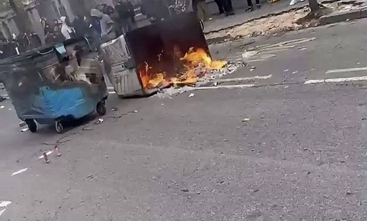 Protesta, u vihet flaka kazanëve te Ministria e Arsimit