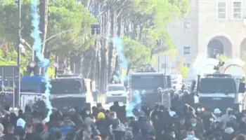 Protesta “zbret” te Kryeministria, protestuesit me gurë, policia me ‘breshëri’ gazi lotsjellës (VIDEO)