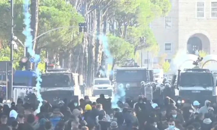 Protesta “zbret” te Kryeministria, protestuesit me gurë, policia me ‘breshëri’ gazi lotsjellës (VIDEO)
