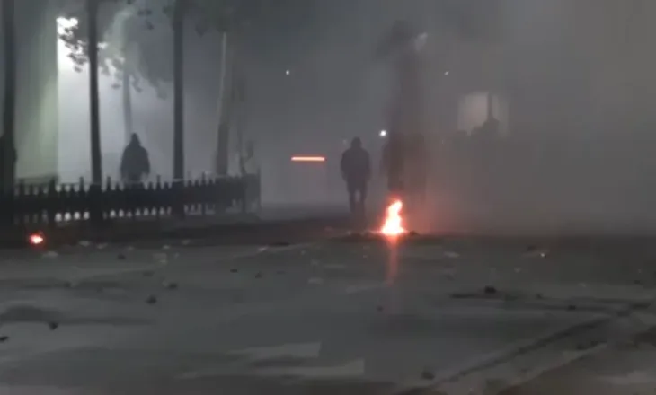 Protesta zhvendoset pranë Parlamentit
