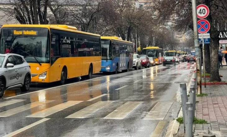 Protestat dëmtojnë autobusët, shërbimi me kapacitet të reduktuar! Ndërprerja e transportit, në varësi të situatës!