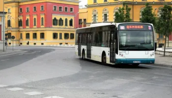 Protestat dhe bllokimet e rrugëve rëndojnë transportin urban e interurban, operatorët raportojnë humbje ekonomike nga ndërprerja e linjave