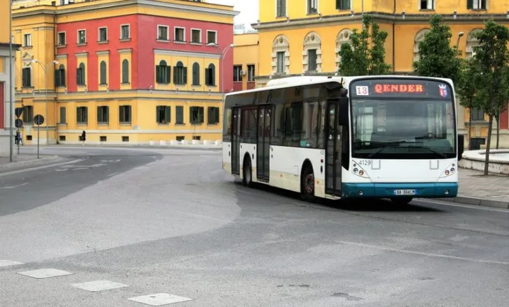 Protestat dhe bllokimet e rrugëve rëndojnë transportin urban e interurban, operatorët raportojnë humbje ekonomike nga ndërprerja e linjave