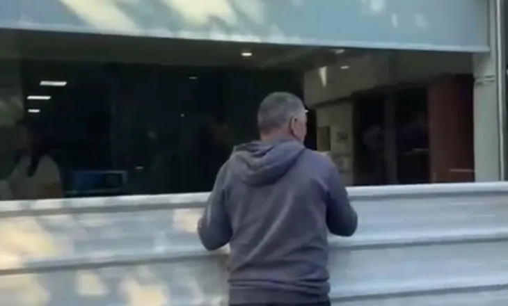 Protestat e dhunshme, bizneset në Tiranë marrin masa sigurie dhe forcojnë subjektet me mbrojtëse hekuri në dritare
