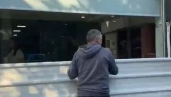 Protestat e dhunshme, bizneset në Tiranë marrinmasa sigurie dhe forcojnë subjektet me mbrojtëse hekuri në dritare
