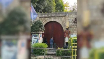 Protestat e dhunshme, edhe Kalaja e Tiranës mbyll dyert